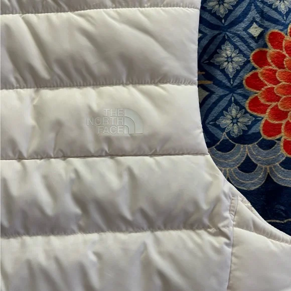 The North Face Women's L Dune Ivory Winter White Puffer Down Vest - Picture 7 of 8